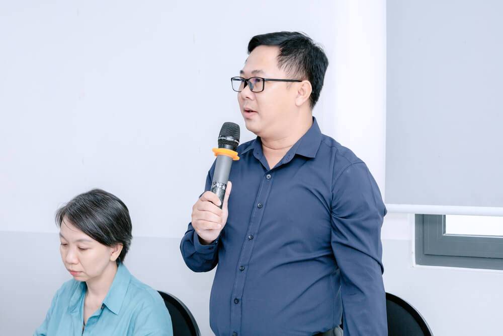 Giảng viên Nguyễn Minh Khoa phát biểu tại tọa đàm