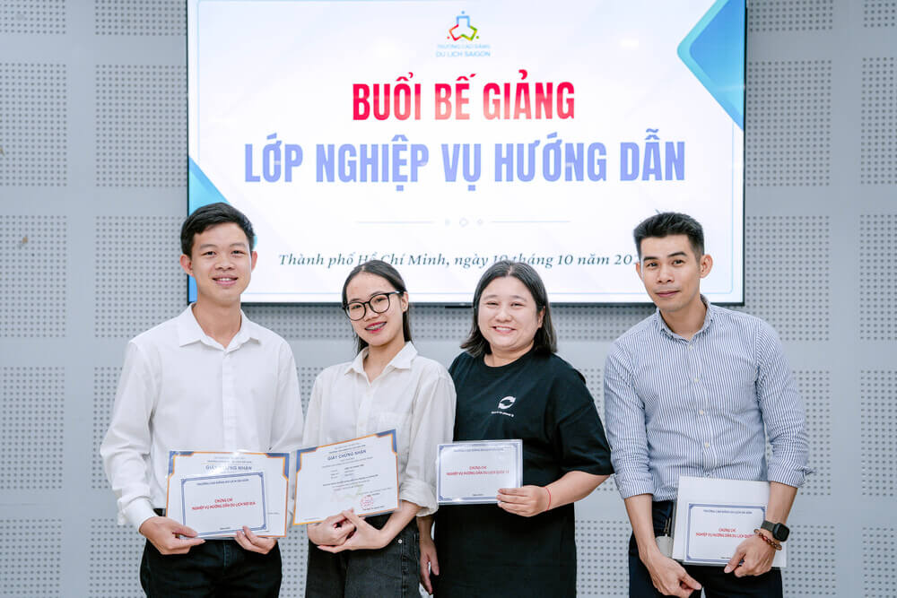 Học viên chụp ảnh lưu niệm tại Lễ Bế giảng lớp Bồi dưỡng Nghiệp Vụ Hướng Dẫn Du Lịch 2