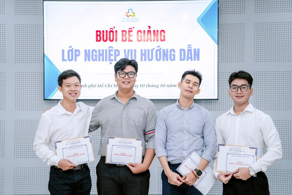Học viên chụp ảnh lưu niệm tại Lễ Bế giảng lớp Bồi dưỡng Nghiệp Vụ Hướng Dẫn Du Lịch 3