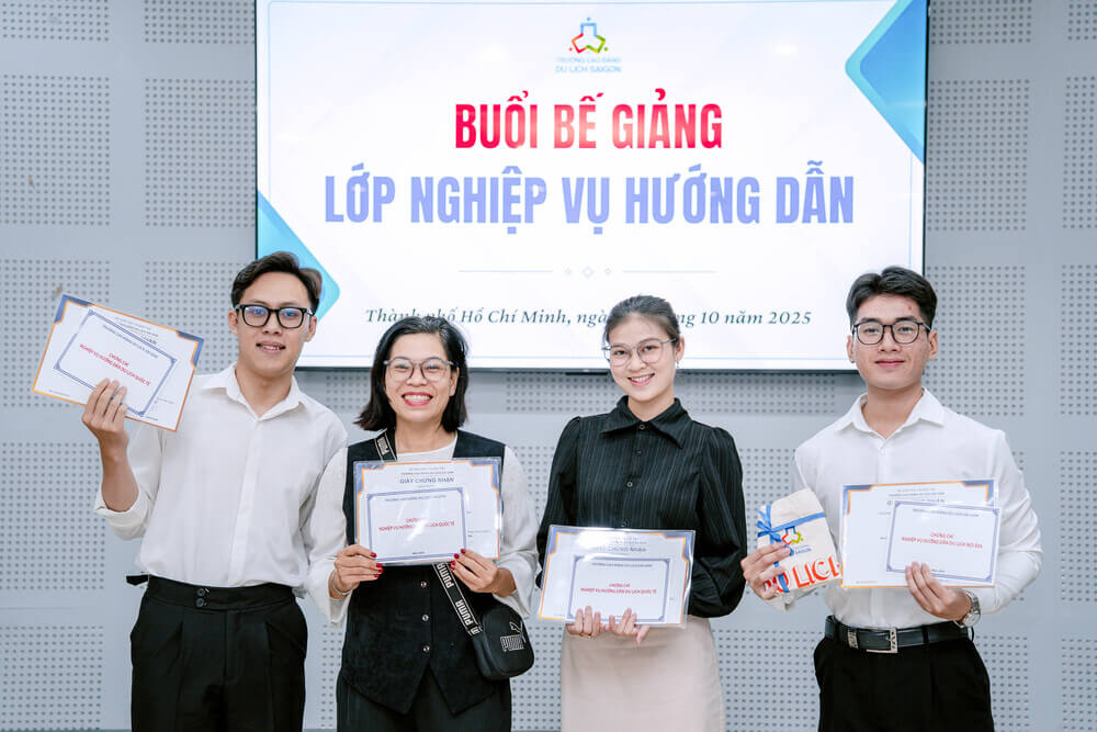 Học viên chụp ảnh lưu niệm tại Lễ Bế giảng lớp Bồi dưỡng Nghiệp Vụ Hướng Dẫn Du Lịch