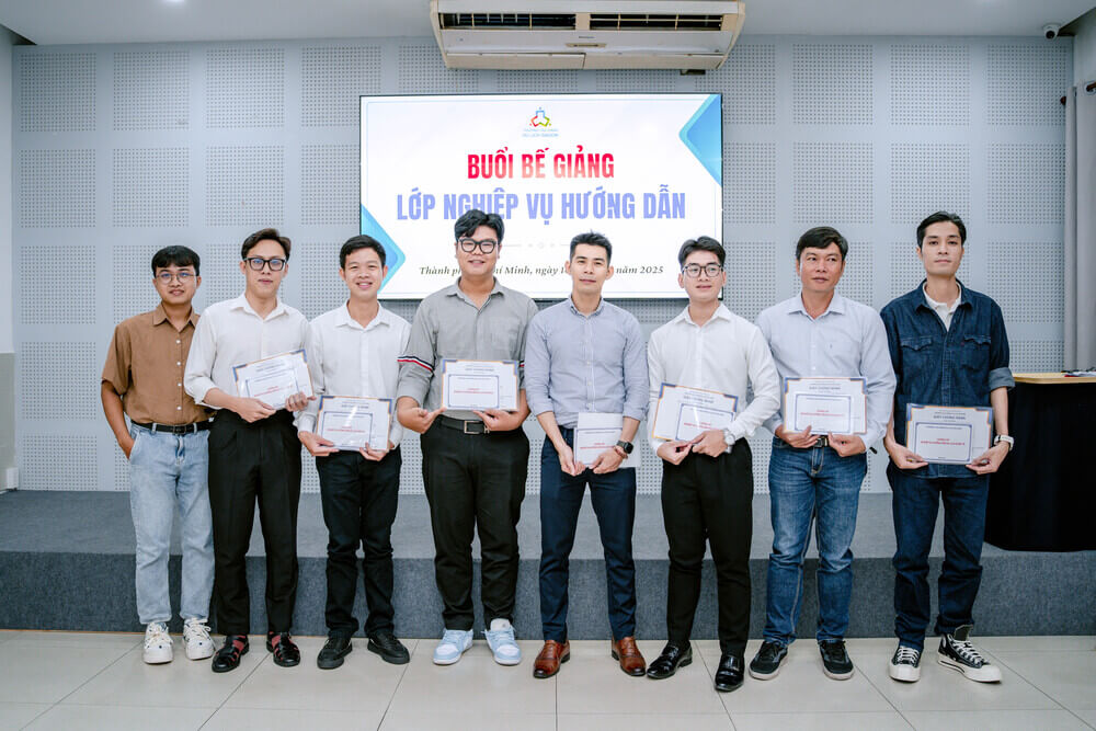 Học viên nhận Chứng chỉ Nghiệp Vụ Hướng Dẫn Du Lịch