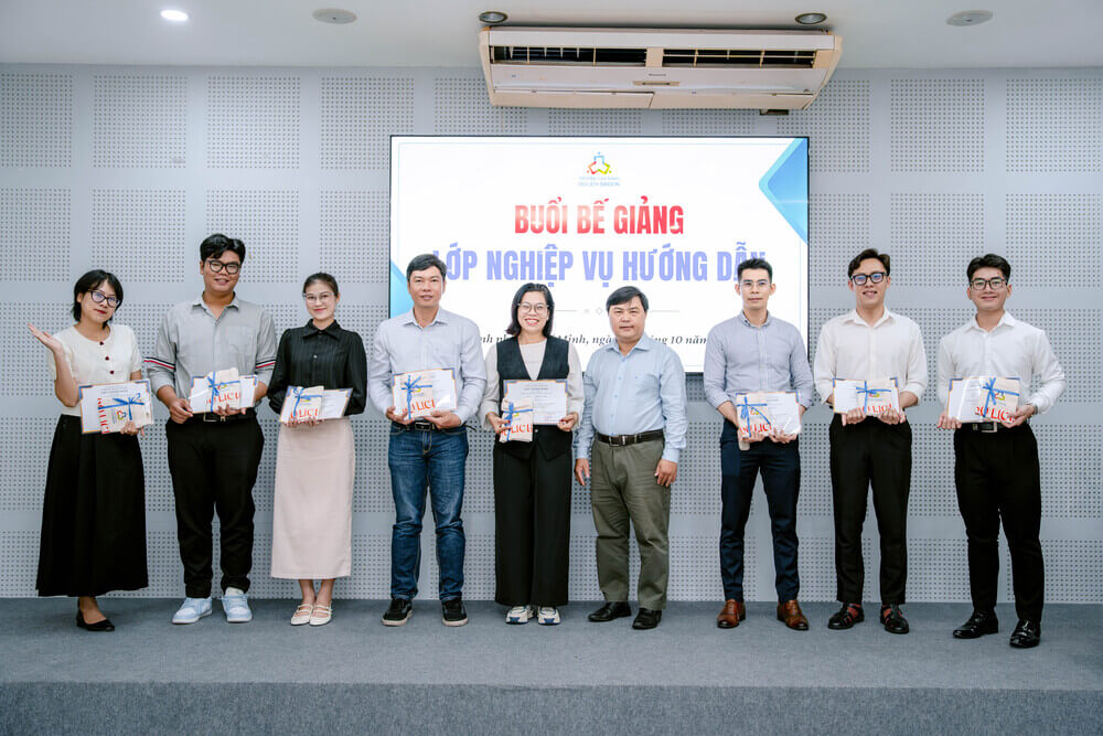 Học viên nhận Chứng nhận hoàn thành lớp Bồi dưỡng Nghiệp Vụ Hướng Dẫn Du Lịch đợt 1