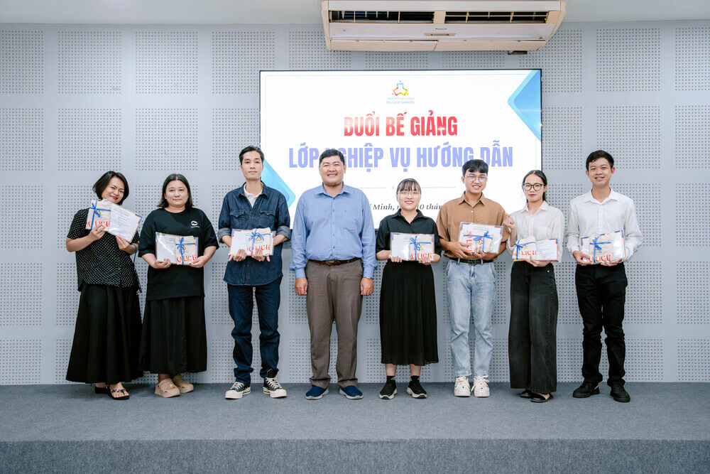 Học viên nhận Chứng nhận hoàn thành lớp Bồi dưỡng Nghiệp Vụ Hướng Dẫn Du Lịch đợt 2