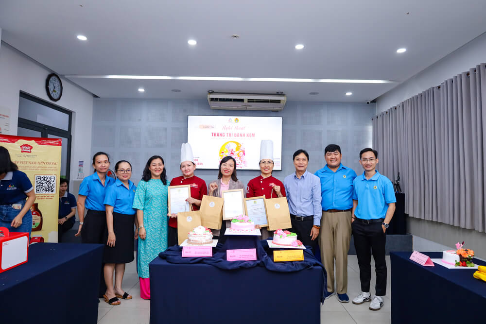 Nhà trường gửi thư và quà cảm ơn đến Công ty tài trợ Tân Nhất Hương