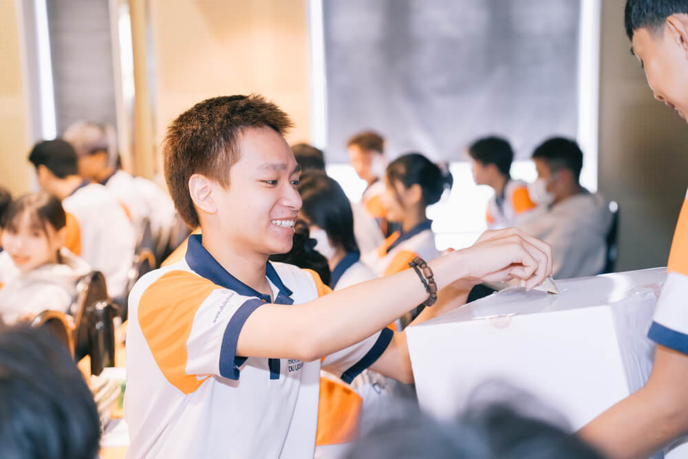 Sinh viên Du lịch Sài Gòn chia sẻ cùng đồng bào bão lũ