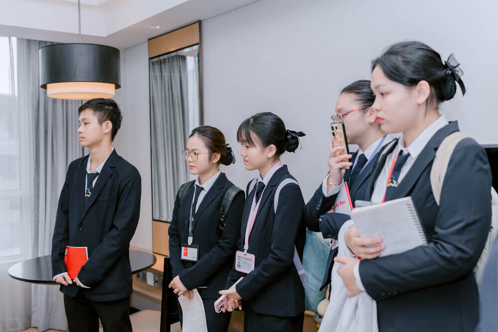 Sinh viên chăm chú quan sát khi tham gia kiến tập