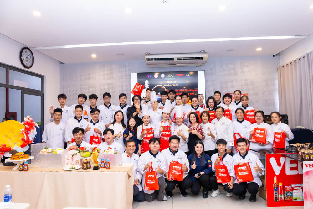 Sinh viên chụp ảnh lưu niếm sau chuyên đề