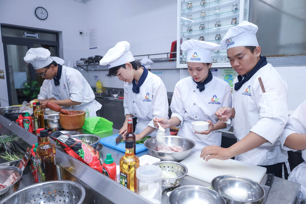 Sinh viên đang thao tác tham gia cuộc thi