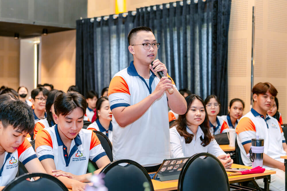 Sinh viên đặt câu hỏi đến cho diễn giả