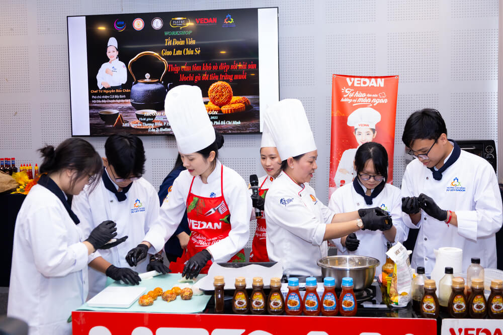 Sinh viên được hướng dẫn làm bánh Trung Thu
