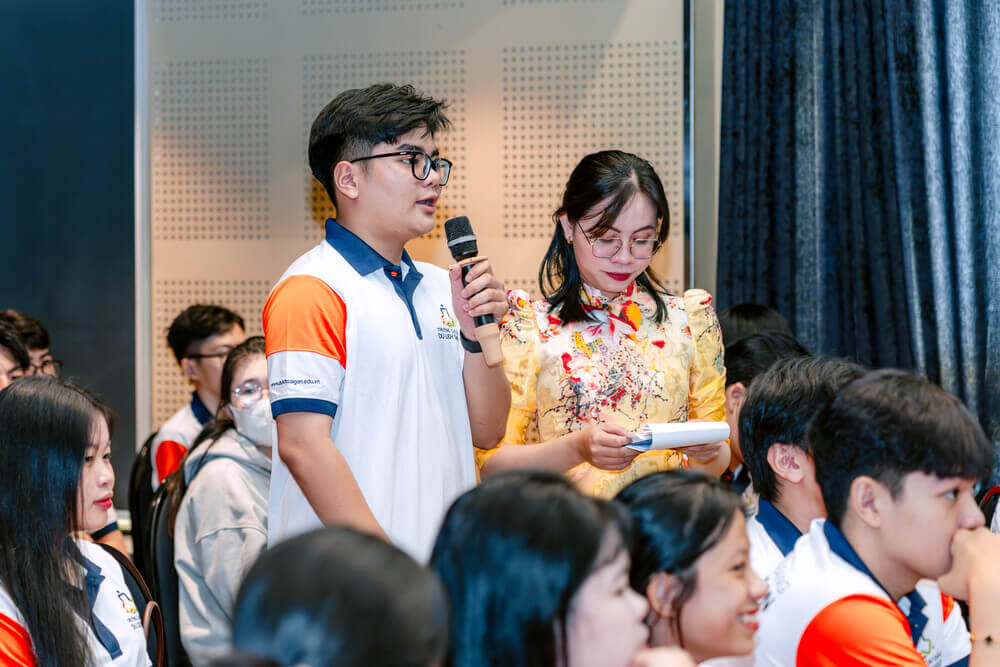 Sinh viên giao lưu cùng diễn giả - tác giả Đỗ Quang Tuấn Hoàng