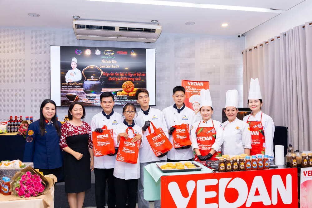 Sinh viên tham gia thực hành được quà của Nhà tài trợ Vedan