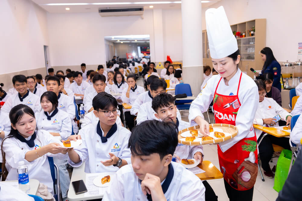 Sinh viên thử bánh trung thu ngay tại chuyên đề