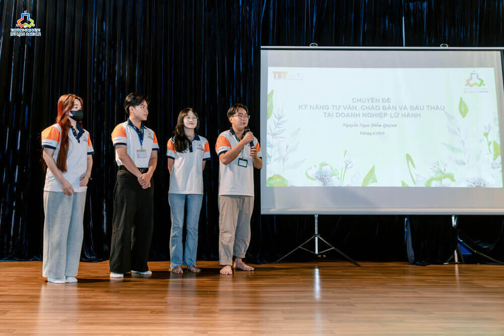 Sinh viên thực hành tại Chuyên Đề Kỹ Năng Chào Bán Và Đấu Thầu Chương Trình Du Lịch
