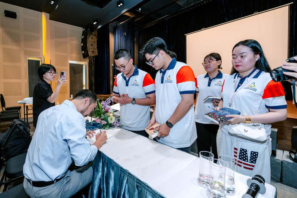 Tác giả ký tặng cho sinh viên