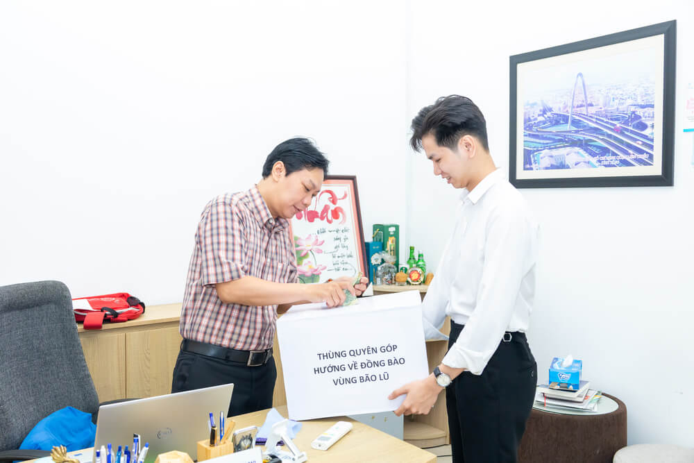 Thầy Phó hiệu trưởng đóng góp