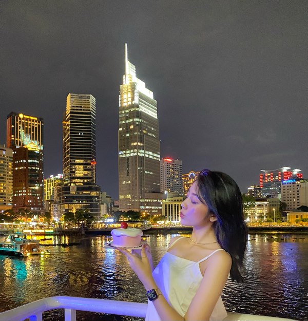 Chụp hình view triệu đô tại các du thuyền trên sông Sài Gòn