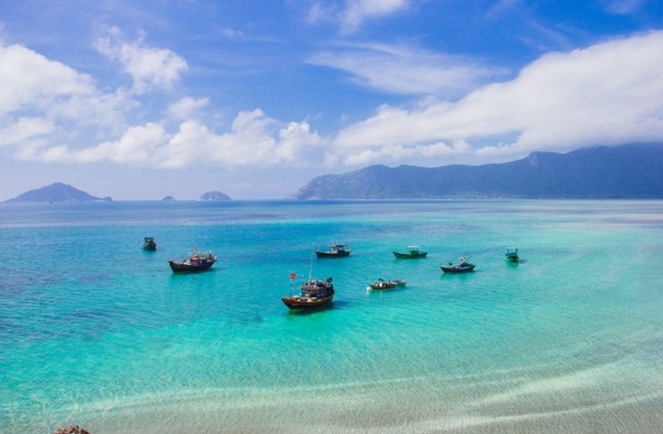 Bãi suối nóng Côn Đảo hiện lên giữa rừng nguyên sinh với cát trắng mịn và làn nước trong xanh nơi yên bình và tĩnh lặng cho du khách muốn hòa mình vào thiên nhiên