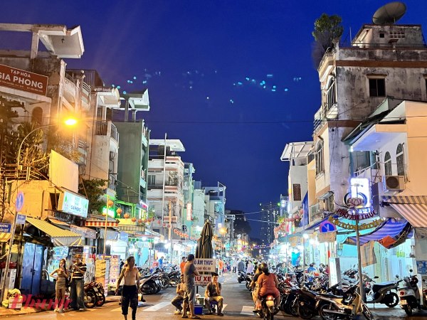 Chợ đêm Minh Phụng (Cây Gõ) là một trong những khu chợ đêm truyền thống tại TP. HCM