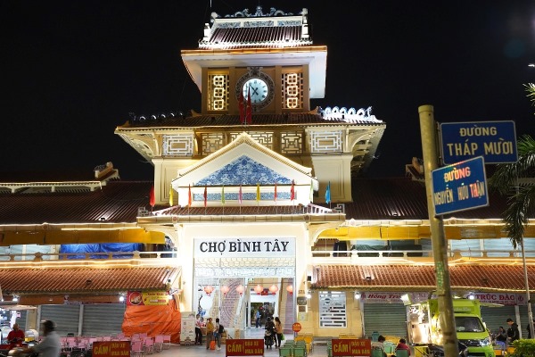 Thưởng thức ẩm thực Trung Hoa truyền thống tại khu chợ đêm Bình Tây