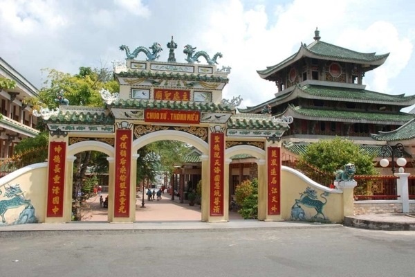 Bà Chúa Xứ Núi Sam (Châu Đốc) với kiến trúc uy nghi, lộng lẫy nơi thờ cúng linh thiêng và đầy tính nghệ thuật