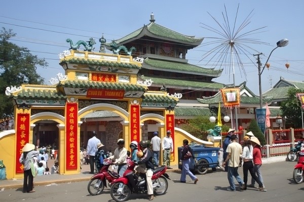 Dòng người và phương tiện hối hả đổ về cổng chính Miếu Bà Chúa Xứ Châu Đốc, thể hiện rõ sức hút của địa điểm tâm linh bậc nhất miền Tây