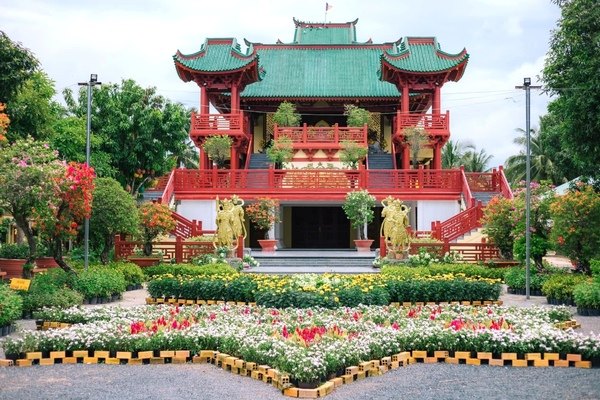 Chùa Lầu là tác phẩm kiến trúc tinh xảo, mang đến cảm giác yên bình, giao hòa với thiên nhiên