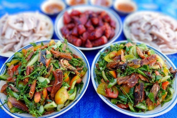 Vị đắng nhẹ, thanh mát của lá sầu đâu non hòa quyện hoàn hảo với khô cá lóc, thịt ba rọi, và nước mắm chua ngọt