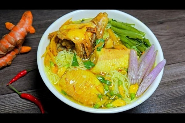 Bún cá Châu Đốc, nước lèo vàng óng từ nghệ, đậm đà vị cá lóc đồng, ăn kèm bông điên điển (hoặc bông chuối) và rau thơm 