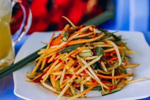 Sợi đu đủ giòn sần sật, cay nồng vị ớt, thêm chút đậu phộng bùi bùi