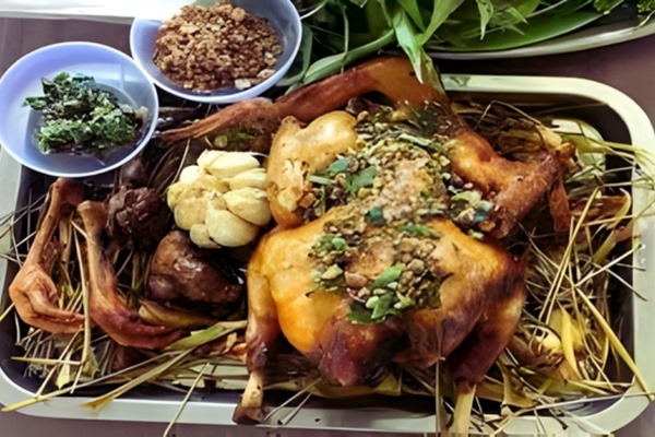 Gà được nướng kỹ, da giòn nhẹ, thịt ngọt mềm, thấm đượm gia vị và hương lá chúc độc đáo