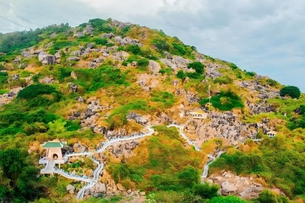 Ngọn đồi Hai Triệu Đô - một trong các địa điểm du lịch ở An Giang - sở hữu thiên nhiên hùng vĩ của dãy Thất Sơn