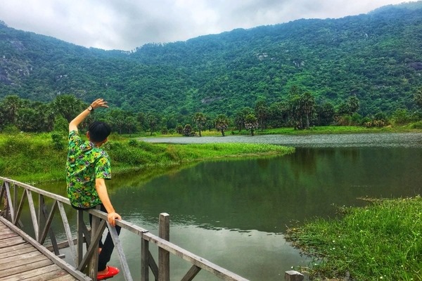 Bầu không khí trong lành và cảnh sắc hùng vĩ của Hồ Ô Thum khiến mọi mệt mỏi tan biến