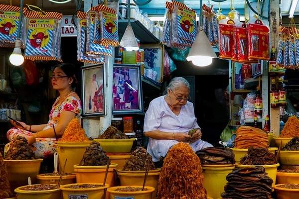 Góc nhỏ quen thuộc ở Chợ Châu Đốc nơi hương vị khô, mắm đặc sản hòa quyện cùng nhịp sống mưu sinh