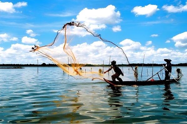 Khoảnh khắc tuyệt đẹp trên Búng Bình Thiên nơi ngư nhân và thiên nhiên giao hòa làm một