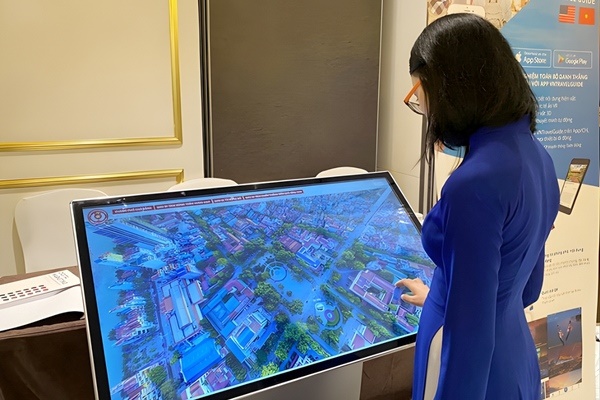 Trang bị màn hình cảm ứng để du khách xem bản đồ 3D khu vực tham quan