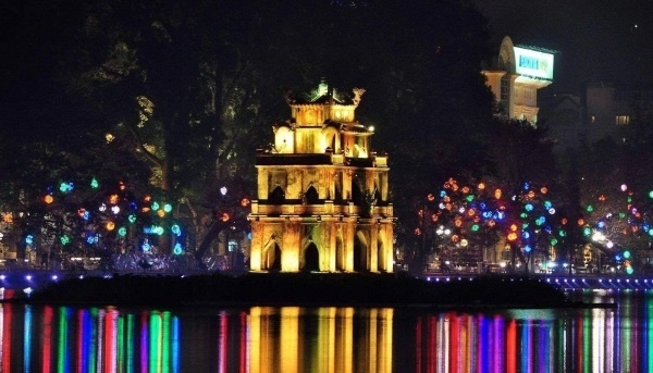 Đi dạo quanh Hồ Gươm ngắm cảnh Hà Nội về đêm