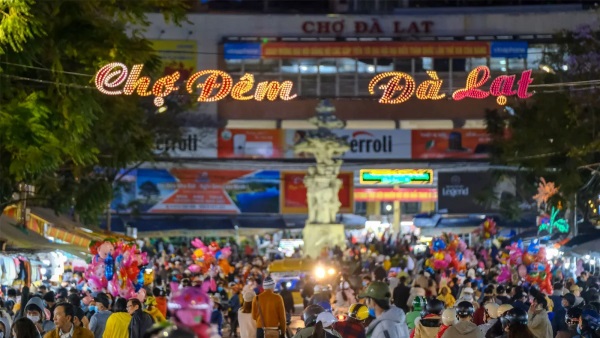 Khám phá khu chợ đêm nổi tiếng tại Đà Lạt, thưởng thức đặc sản và mua quà lưu niệm