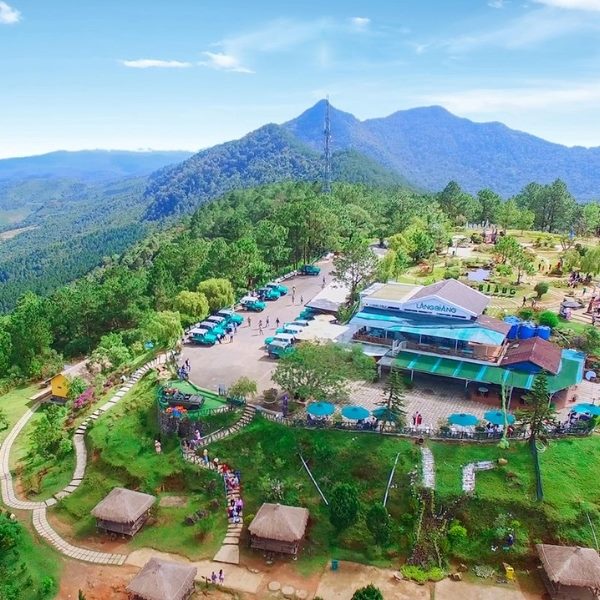 Đứng trên đỉnh núi, thu trọn tầm mắt toàn cảnh Đà Lạt và nghe kể về truyền thuyết chàng Lang và nàng Biang