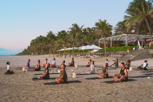 Tham gia các lớp yoga rèn luyện sức khỏe khi du lịch tại TIA Wellness Resort Đà Nẵng