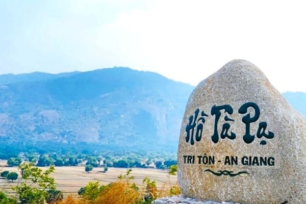 Bình yên tìm thấy ở Hồ Tà Pạ, khung cảnh núi rừng ngoạn mục hòa quyện với mặt hồ trong xanh, tạo nên một bức tranh thiên nhiên tuyệt đẹp ở Tri Tôn