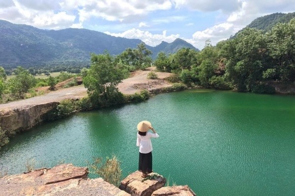 Đón nắng vàng rực rỡ và tận hưởng vẻ đẹp xanh biếc, hoang sơ của Hồ Tà Pạ vào mùa khô