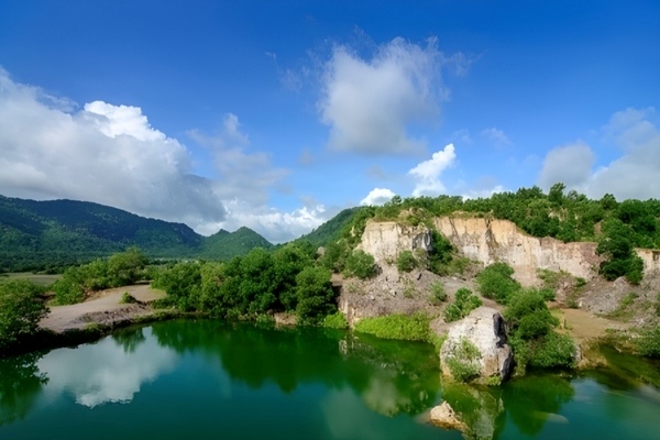 Hồ Tà Pạ nơi nước hồ chuyển mình thành màu xanh ngọc bích độc đáo, tạo nên những mảng xanh đầy mê hoặc