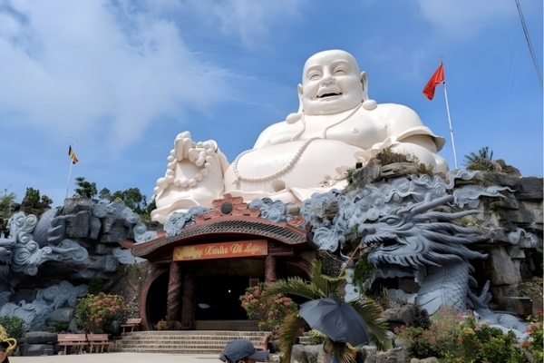 Chiêm ngưỡng vẻ đẹp uy nghi của Tượng Phật Di Lặc lớn nhất châu Á trên đỉnh Núi Cấm