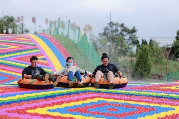 Cảm giác mạnh với trò chơi trượt phao khô tại Mongo Land