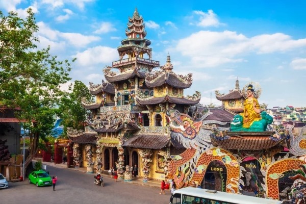 Với lối kiến trúc độc đáo, Chùa Linh Phước là ngôi chùa duy nhất ở Việt Nam giữ 11 kỷ lục quốc gia