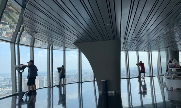 Trải nghiệm đeo kính viễn vọng ngắm toàn cảnh Sài Gòn về đêm tại đài quan sát Skydeck