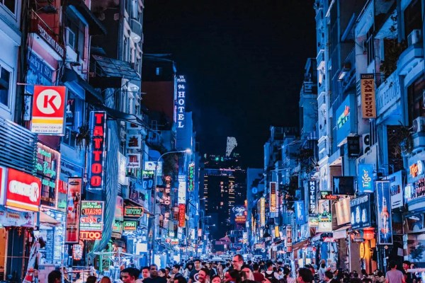 Hòa vào không khí sôi động của TP. HCM về đêm tại khu phố đi bộ Bùi Viện