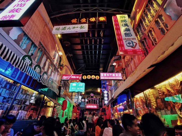 Quay về thập niên 60 - 70 HongKong khi đi chơi đêm Sài Gòn tại Hẻm Bia Lost in HongKong