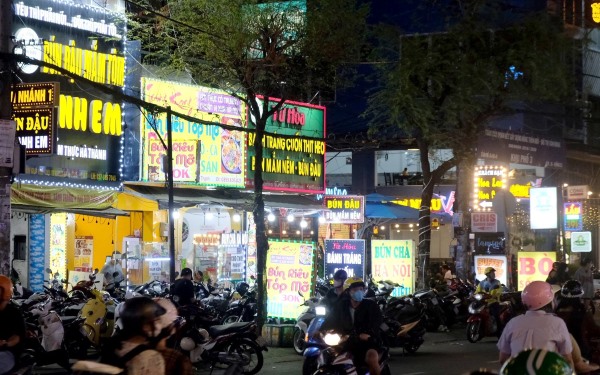 Đường Nguyễn Gia Trí là điểm đến được nhiều sinh viên yêu thích khi muốn đi chơi đêm tại Sài Gòn